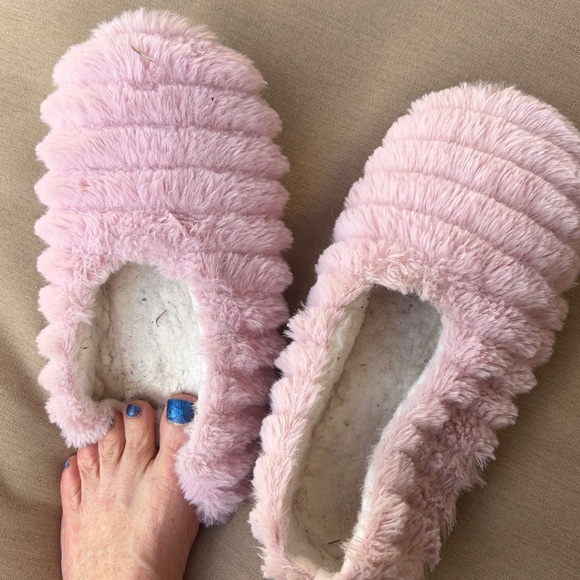 Ladies women's pink fuzzy slippers loved used w0rn soft ready feet foot toes - Picture 2 of 8